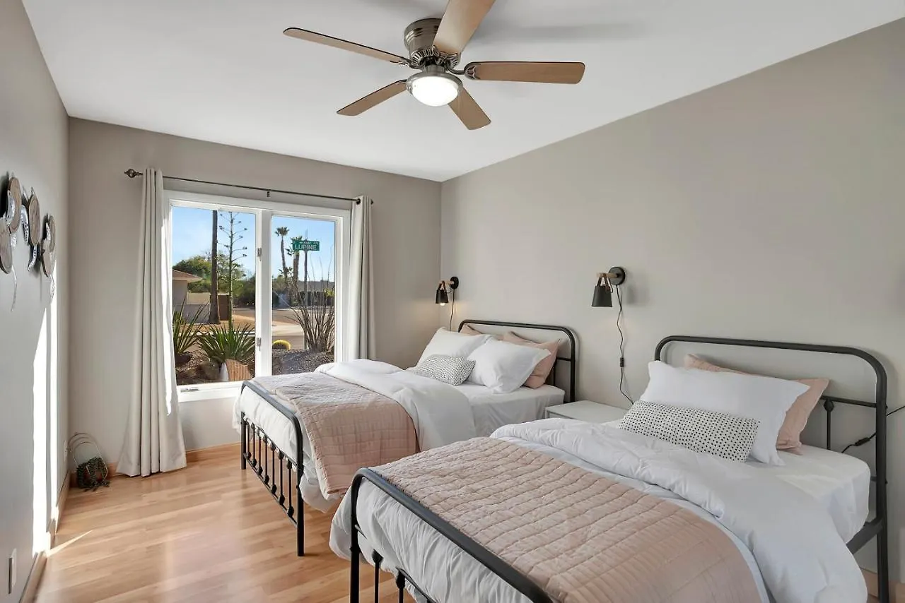 *NEW*Designer Oasis 4BDRM W/Pool/Jacuzzi/PoolTable/Mini Botanical Garden Villa Scottsdale